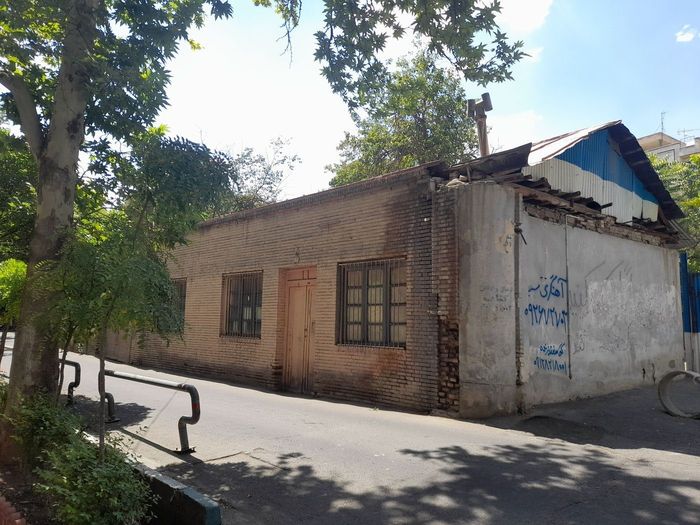 بنای آجری کم‌ارتفاع با سقف فروریخته در حوالی محور یخچال — A low brick building with a collapsed roof near Yakhchal Street