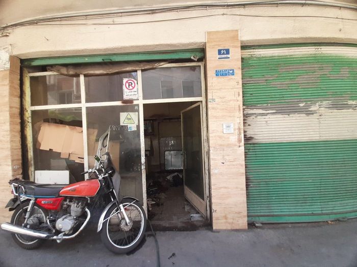 ورودی خاکگرفتهٔ یک مغازهٔ رهاشده در محور یخچال، قلهک / A derelict shopfront on Yakhchal Street, Qolhak